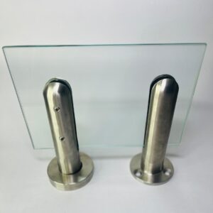 El soporte tubular vidrio de ABC Comercializadora Industrial es un soporte robusto y elegante, diseñado para fijar paneles de vidrio templado a perfiles y barandales. Fabricado en acero inoxidable AISI 304, este herraje garantiza resistencia a la corrosión, facilidad de instalación y un acabado moderno que realza cualquier proyecto arquitectónico.